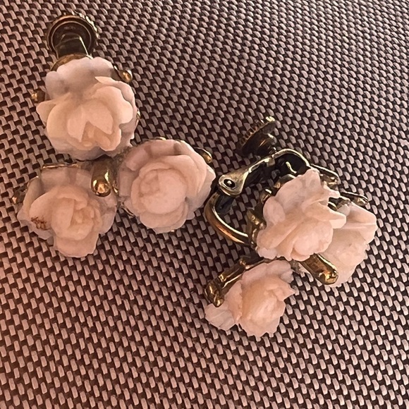 Carved pronged Vintage  Rose clip on earrings  Cream ivory Gold Floral Earrings - Picture 8 of 9